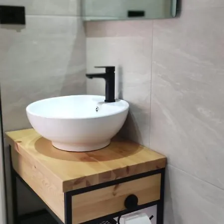 On The Rocks Bed & Breakfast Qeparo