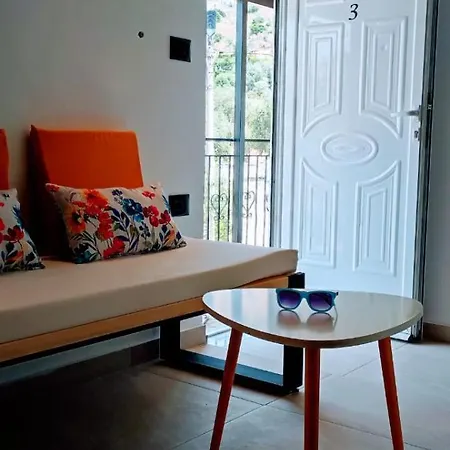 On The Rocks Bed and Breakfast Κηπαρό