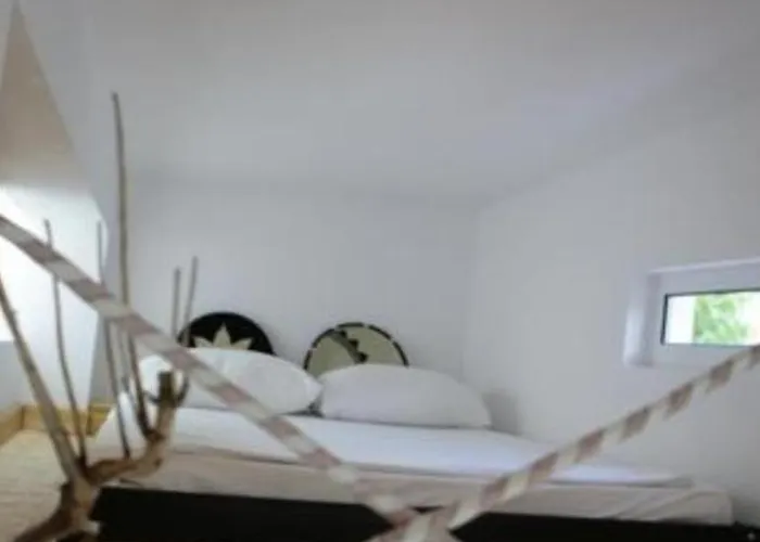 On The Rocks Bed & Breakfast Qeparo