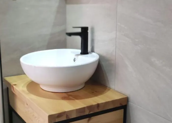 On The Rocks Bed & Breakfast Qeparo