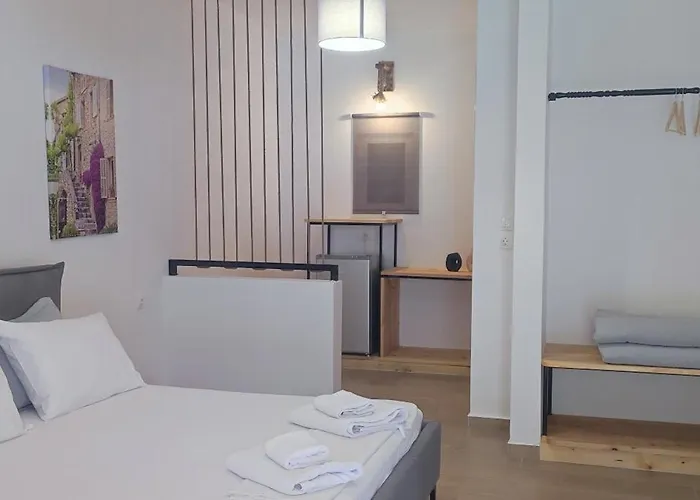 On The Rocks Bed & Breakfast Qeparo